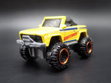 INTERNATIONAL SCOUT 4X4 YELLOW 1:64 SCALE COLLECTIBLE DIECAST MODEL CAR Model