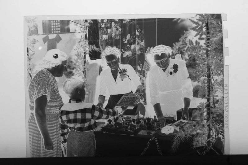 (1) B&W Press Photo Negative Child Observing Trace Erase Board Craft Table T3508 Model