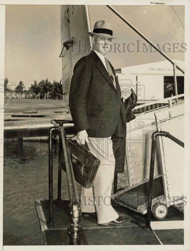 1938 Press Photo Robert Fowler boards Pan American clipper in Miami for Panama Model