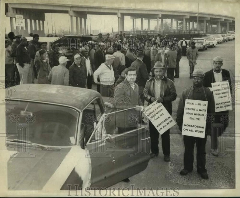 1969 Press Photo Sewerage and Water Board strike scene on Peoples Avenue Model
