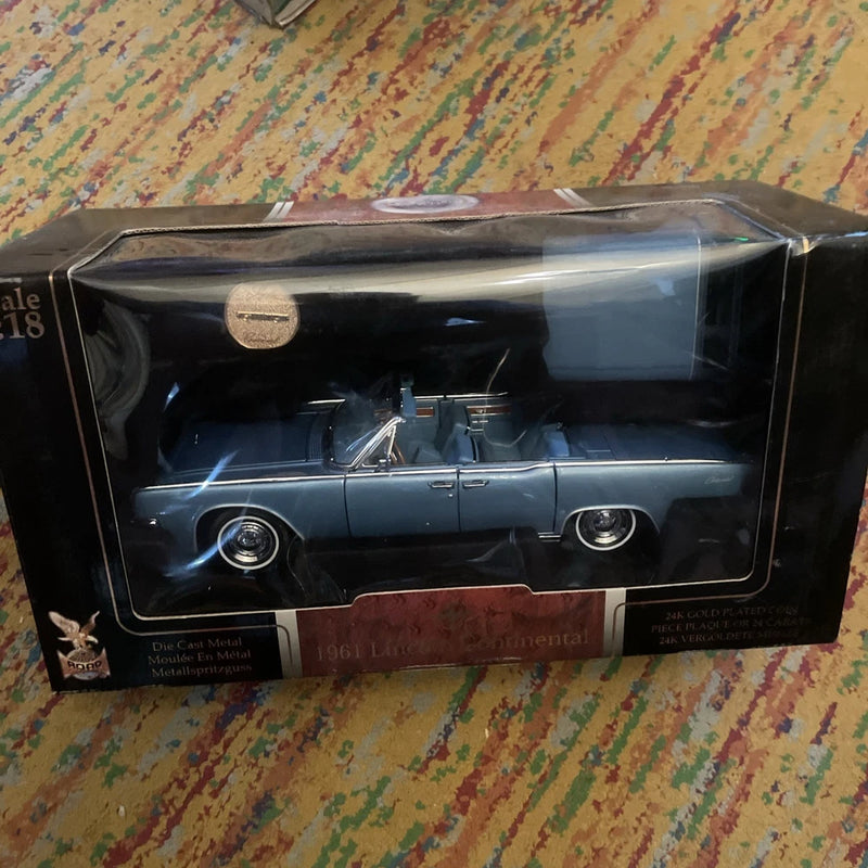 1961 Lincoln Continental 1:18 Diecast Signature Series Model w/ Gold Coin 2005 Model
