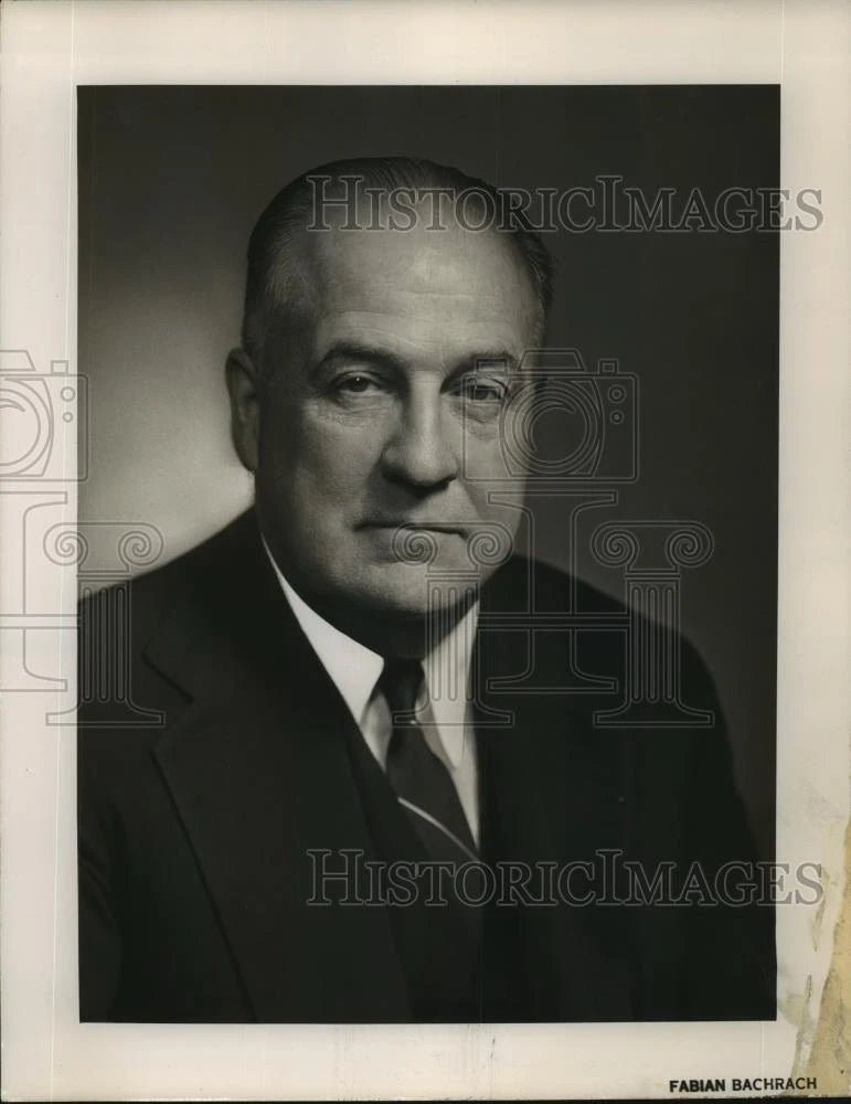 1956 Press Photo E. S. Coldwell, Chairman of the Board at Ford, Bacon & Davis Model