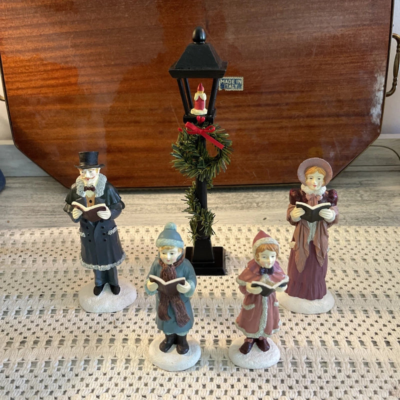 Dickens Christmas Caroler Family Set 4 Figurines & Street Lamp Display w/ Box Model