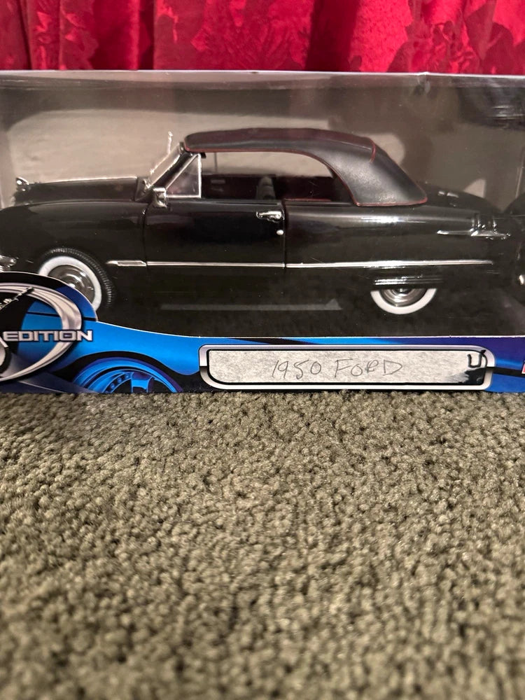 Maisto Special Edition 1:18 1950 Ford Black Diecast Model Car w/ Stand Model
