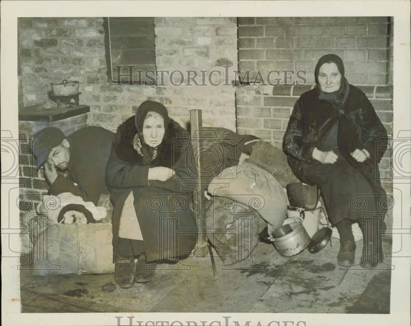 1945 Press Photo People wait with their belongings to board train at Berlin Model