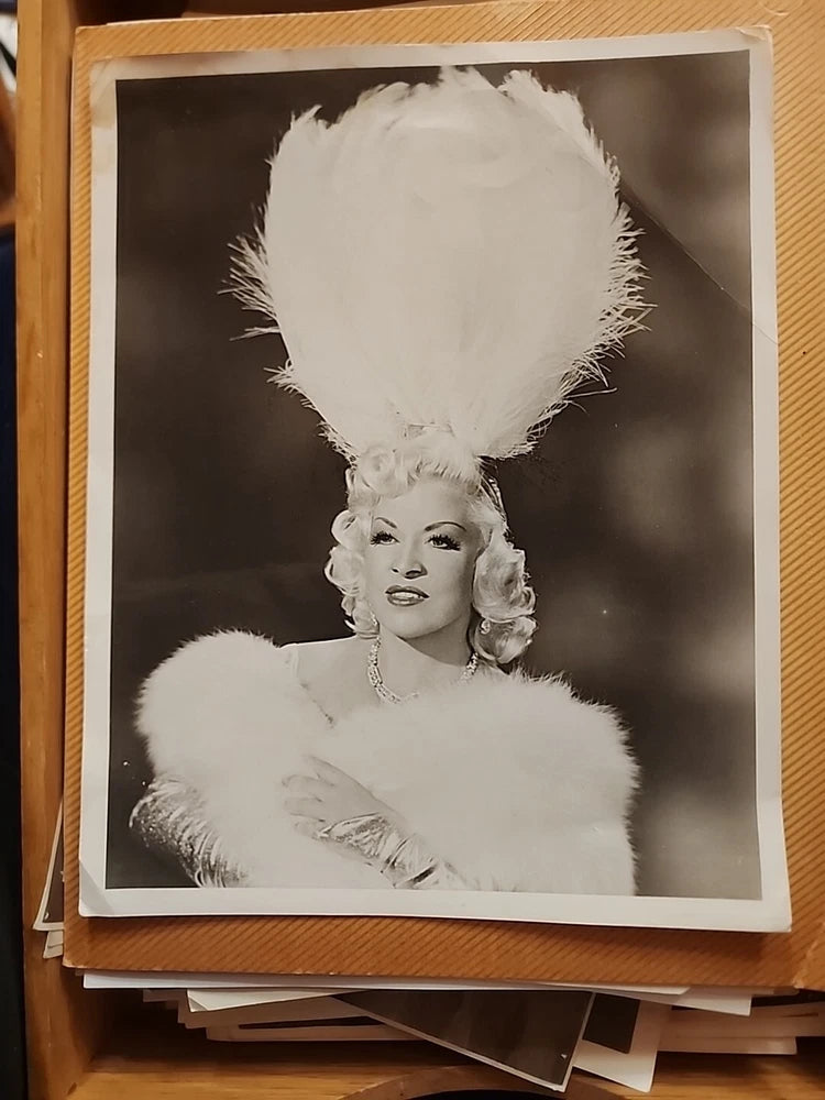 MAE WEST 8X10 VINTAGE PHOTO ROBERT BOARD ESTATE GAY INTEREST FEATHER HEADRESS Model