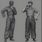 1/35 WW2 German Tank Mechanic (2 Figures) Unpainted Unassembled Model