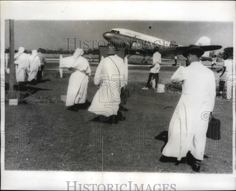 1963 Press Photo Catholic and Protestant Missionaries board plane for Sudan Model