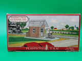 Bachmann Watchman's Shanty with Crossing Gate model railroad building kit 1950s Model