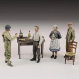 1/35 Resin Figure Model Kit Soldier And European Civilians Unassembled Unpainted Model