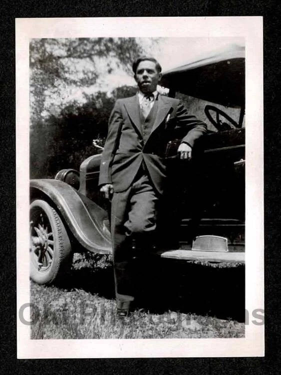 MAN DARK EYES POSING CAR RUNNING BOARDS ON CARS OLD/VINTAGE PHOTO- G582 Model