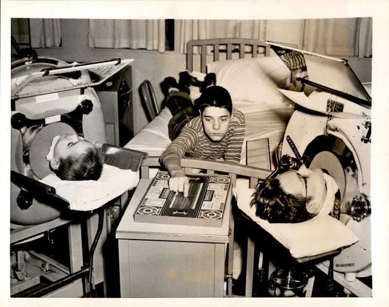 GA282 1953 Original Photo POLIO PATIENTS IN IRON LUNGS PLAY FOOTBALL BOARD GAME Model