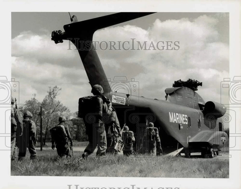 1964 Press Photo U.S. Marines board Sikorsky helicopter in warfare training. Model