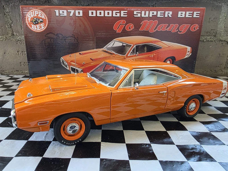 GMP 1970 Dodge Super Bee Go Mango 1:18 Diecast Model Car Rare Wht Stripe 18956 Model