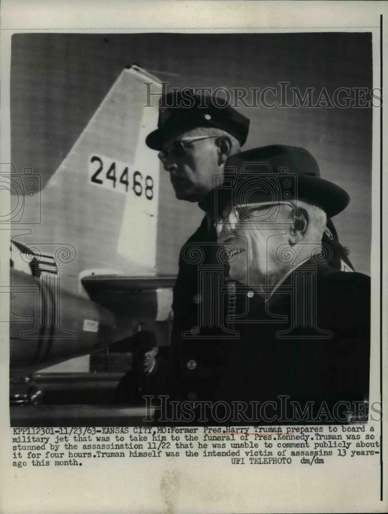 1963 Press Photo Pres.Harry S.Truman prepares to board a Military Jet Model