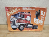 AMT SNAPFIT BJ AND THE BEAR KENWORTH CABOVER 1/32 PLASTIC MODEL KIT 5025 PK6801 Model