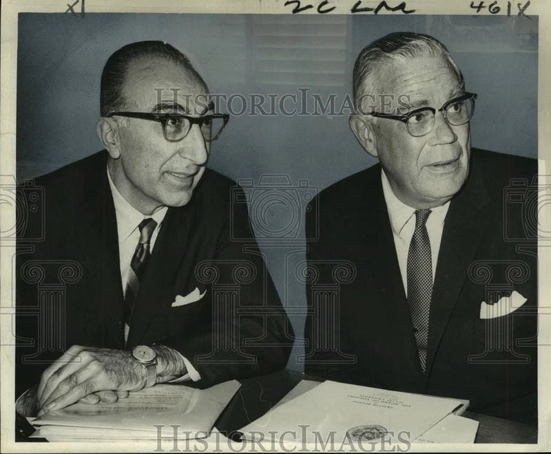 1966 Press Photo Dr. Michael DeBakey & Dr. Kimpton chat at Tulane Board meeting Model