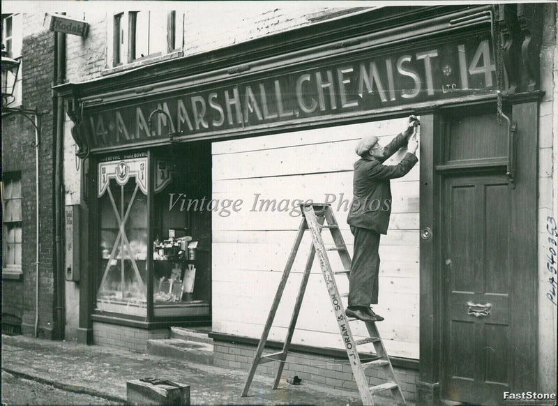 1940 Workman Boards Store After 2 London Factories Blown Up Explosions Photo 5x7 Model