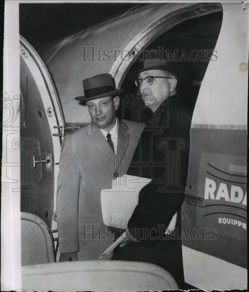 1958 Press Photo Murderer Nathan Leopold Jr. Boarding Plane in Chicago Model
