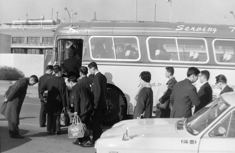 T716 Original 35mm photo NEGATIVE 1973 Japan business people boarding bus Model