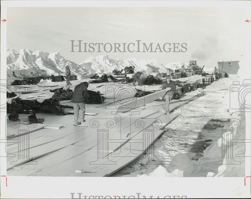 Press Photo Alyeska Pipeline Service workers spreading board panels in Alaska Model