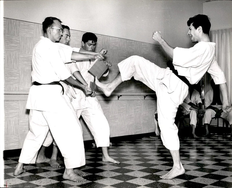 LD403 1961 Original Dwight Miller Photo KARATE EXPERT BOB FUSARO BOARD KICK Model