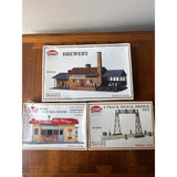Model Power HO Scale 3 pc Brewery Lowenbrau 451, Hot Dog Stand 441, Bridge 419 Model