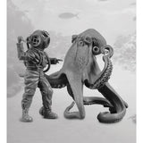 1/35 Resin Figure Diver Stabbing Giant Octopus 2 Figures Unpainted Unassembled Model