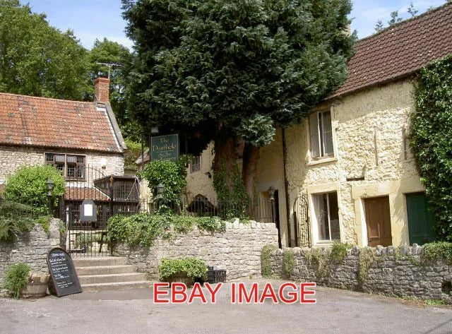 PHOTO  SHEPTON MALLET THE DUSTHOLE 'AN INN FOR ALL SEASONS' PROCLAIMS THE BOARD. Model