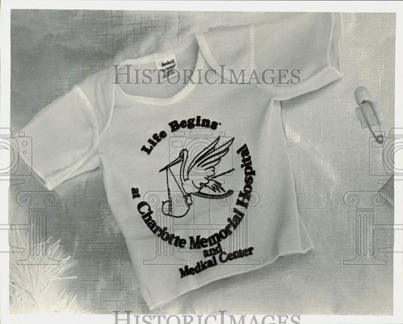 1983 Press Photo Baby's shirt pinned on board at Charlotte Memorial maternity Model