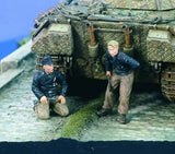 1/35 Resin Figure WWII German Panzer Mechanics 2 Figures Unassembled Unpainted Model