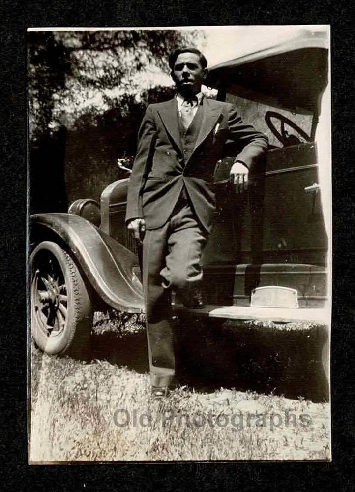 MAN DARK EYES 3 PIECE SUIT CAR RUNNING BOARDS OLD/VINTAGE PHOTO- I109 Model