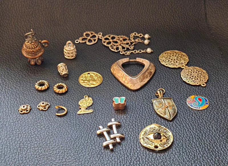 Mixed Lot Fashion Jewelry 16pc Charms Pendants Gold Silver Multicolor Untested Charms