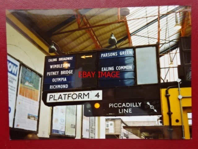 PHOTO  LONDON TRANSPORT DEPARTURE BOARD PICCADILLY LINE Model
