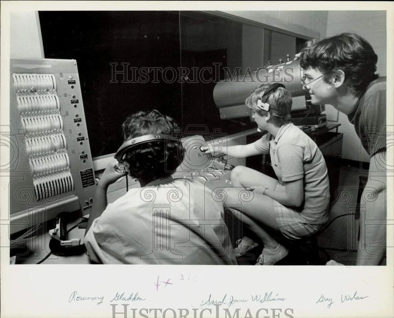 1979 Press Photo Queens College students preparing lighting board for play Model