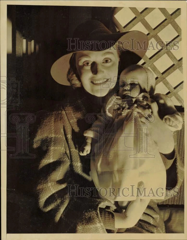 1940 Press Photo Betty McKenzie and daughter Harriet Ann on board the SS Samaria Model