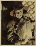 1940 Press Photo Betty McKenzie and daughter Harriet Ann on board the SS Samaria Model