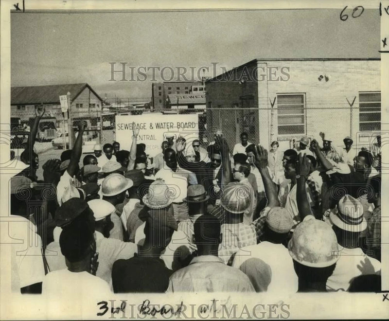 1968 Press Photo Sewerage and Water Board employees on strike in central yard Model