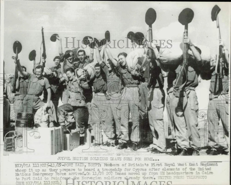 1956 Press Photo Britain's First Royal West Kent Regiment prepares to board ship Model