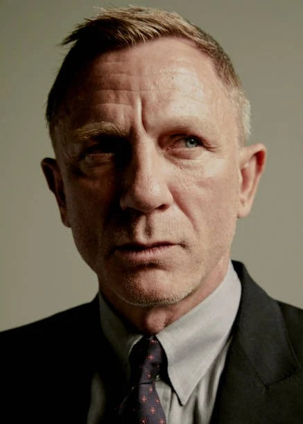 Actor Daniel Craig poses at the The National Board Of Review Awards Ga- Photo 3 Model