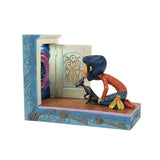 Jim Shore CORALINE KNEELING DOWN-THROUGH THE KEYHOLE LIT FIGURINE 6016426 NEW Model