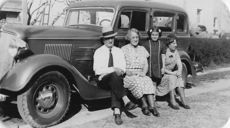 Antique 1934 Plymouth PE Deluxe Sedan 1930s Photo Family Sitting Running Board Model