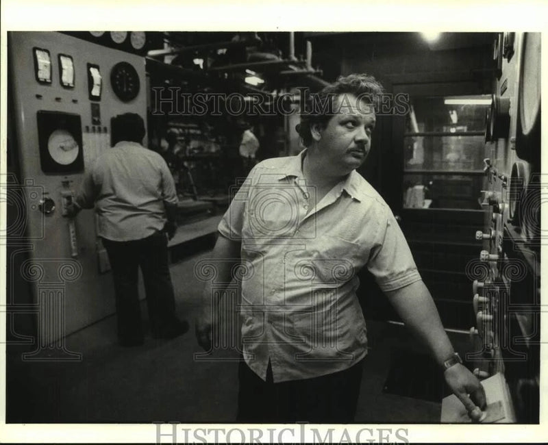 1985 Press Photo Sewerage and Water Board Workers Monitor Equipment - noc12008 Model
