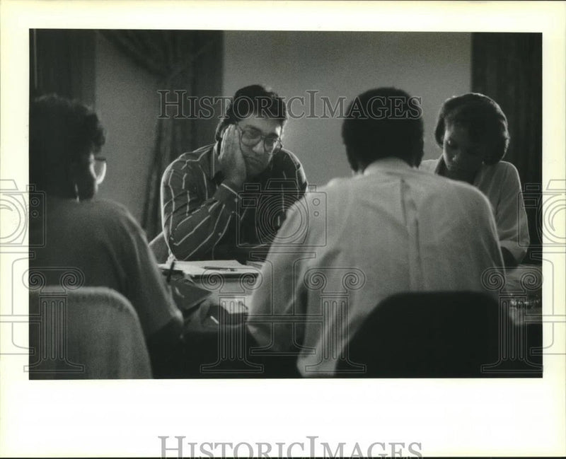 1990 Press Photo School board's chief negotiator talks proposal to union members Model