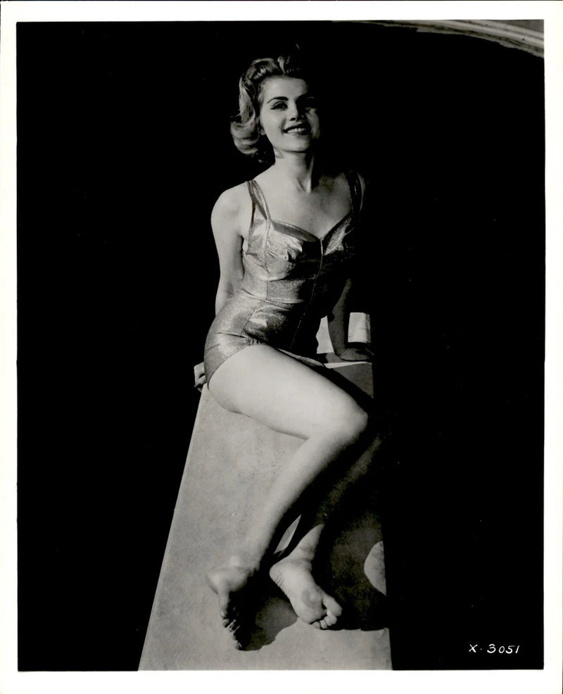 GA210 Original Photo LEGGY BATHING BEAUTY ON DIVING BOARD WOMEN'S SWIMSUIT MODEL Model