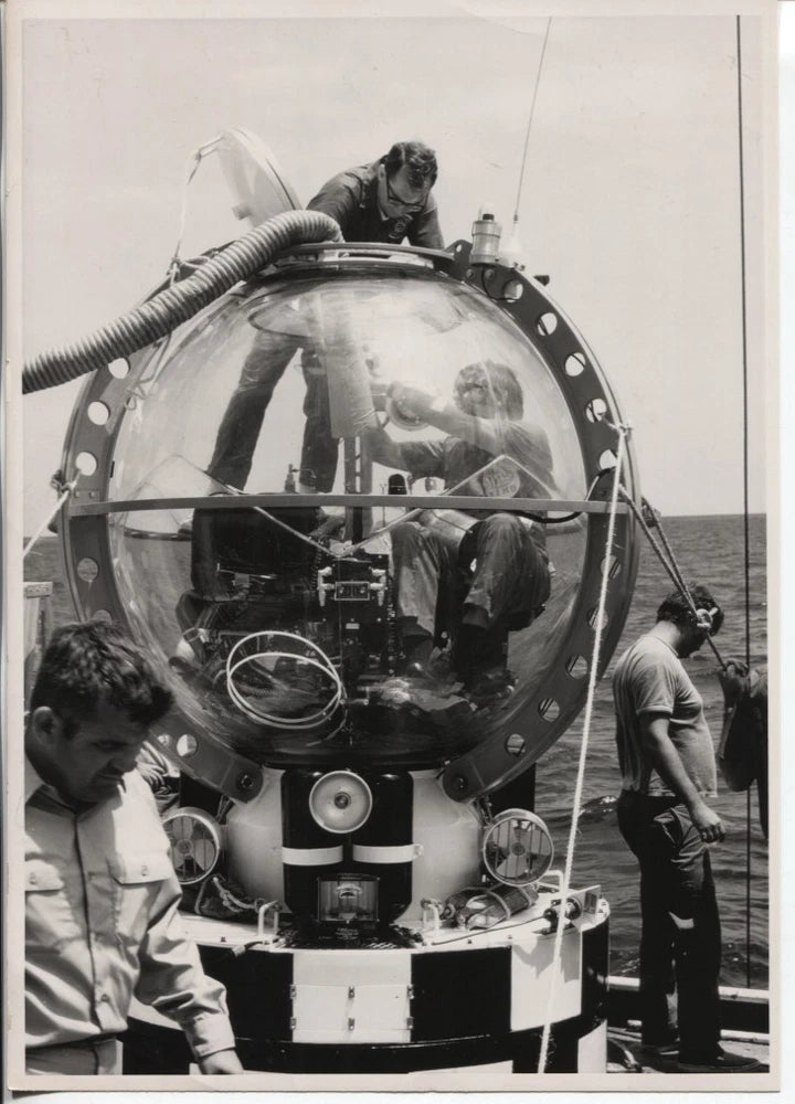 1970 Press Photo Navy Divers Martin Sndey & Ed Briggs Board Nemo Submarine Model