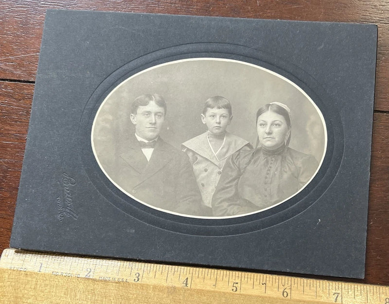 Photo on board Family JONAS BACHMAN KATE FOXES, ? MENONITE, Brittosff York PA Model