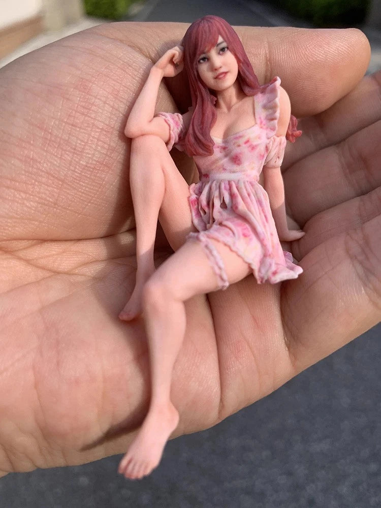 1/18 Miniatures Sitting Red Curly Hair Beauty Girl Scene Props Figures For Cars Model