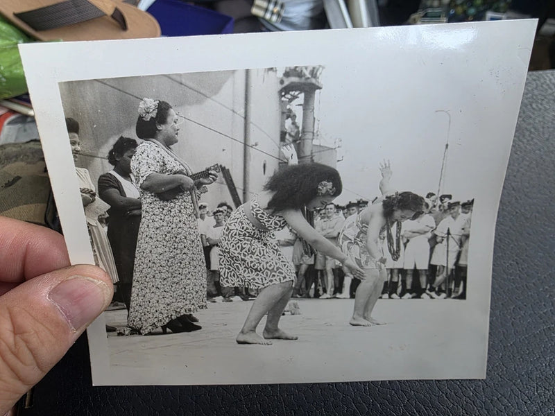 1943 HAWAIIAN HULA DANCERS ON BOARD HMS VICTORIOUS ORIGINAL WW2 PHOTO 13x10cm #2 Model