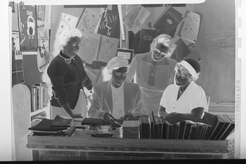 (1) B&W Press Photo Negative Women Discussing Uncovering Image Easel Board T2235 Model